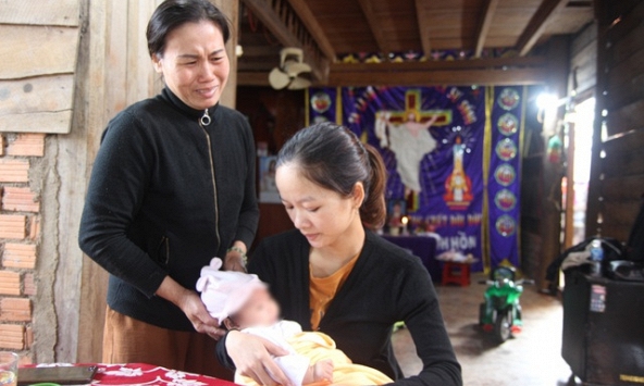 Lợi dụng hoàn cảnh, kẻ gian lừa vợ của công nhân tử nạn tại Rào Trăng lấy 100 triệu đồng