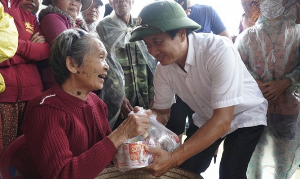 Ông Đoàn Ngọc Hải vận chuyển hàng trăm hộp thịt, cá, sữa đặc vào cứu trợ miền Trung