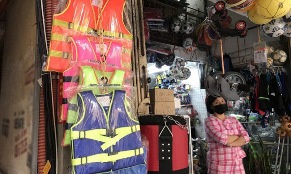 Hà Nội xử lý nghiêm thương lái găm hàng, đẩy giá áo phao