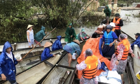Nhiều đoàn cứu trợ liên tục kêu cứu vì bị hét giá thuê thuyền ở Quảng Bình