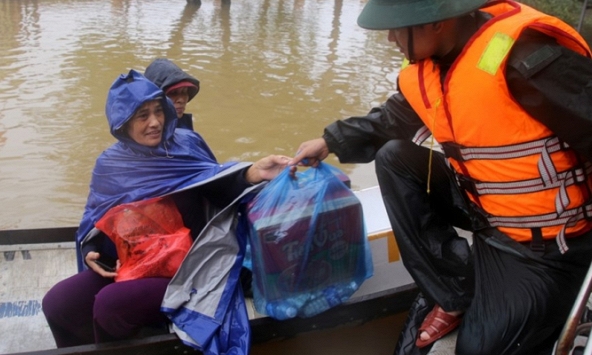 Tỉnh Quảng Trị nói gì về thông tin cán bộ chia nhau hàng cứu trợ lương khô quân đội?