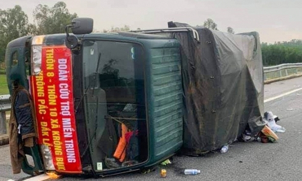 Xe tải chở hàng cứu trợ miền Trung gặp tai nạn, tài xế bị chấn thương sọ não