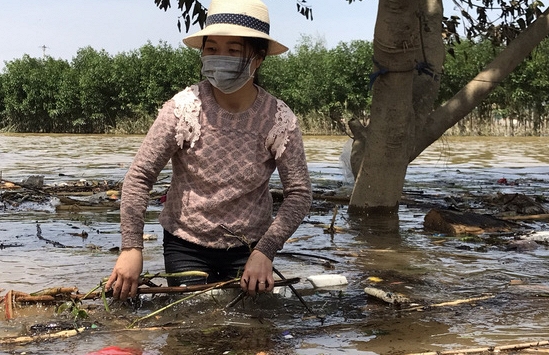 Nước rút sau lũ, người dân Quảng Bình bơi trong 'biển' rác