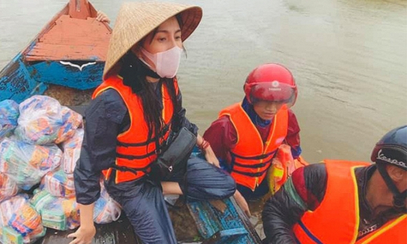 Thủy Tiên quay trở lại cứu trợ đồng bào miền Trung cùng ông xã Công Vinh