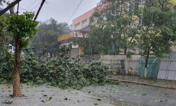 Bão số 9 tăng tốc, chuẩn bị đổ bộ vào đất liền