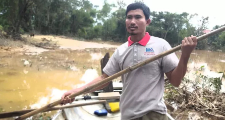 'Người hùng'  xả thân cứu hàng trăm người giữa dòng lũ