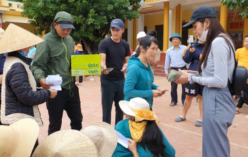Cán bộ thôn thu lại tiền của ca sĩ Thủy Tiên cứu trợ người dân, lãnh đạo huyện Quảng Trạch nói gì?