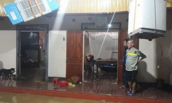 Nghệ An: Mưa lớn, thuỷ điện xả lũ, người dân thức trắng đêm dọn đồ