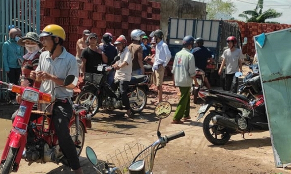 Sau cơn bão, loạt mặt hàng ngói, tôn, đồ điện... 'cháy hàng'