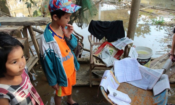 Bộ trưởng Bộ GD-ĐT: 'Học sinh miền Trung cần sách vở để đến trường'