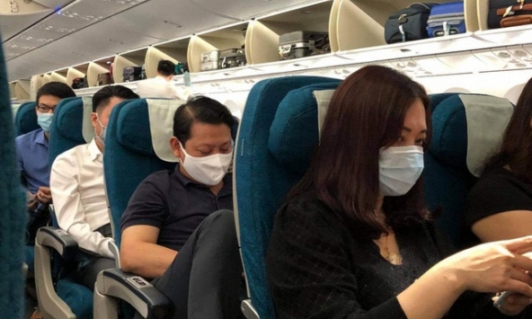 Một hành khách châm lửa đốt khăn ăn khi máy bay chuẩn bị khởi hành