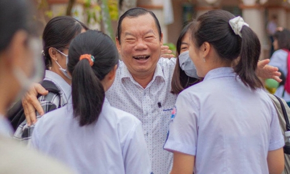 Thầy hiệu trưởng ôm từng học sinh khi nghỉ hưu