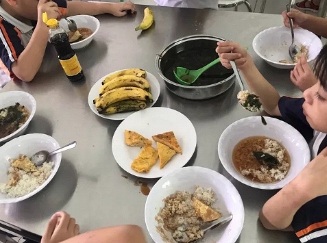 TP HCM: Phụ huynh bật khóc khi chứng kiến bữa ăn bán trú