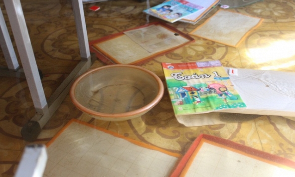 Hà Tĩnh: Trường học, đồ dùng học tập của học sinh ngổn ngang sau lũ