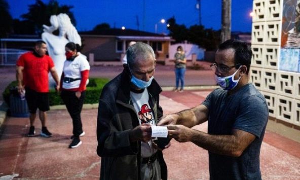 Nước Mỹ bắt đầu mở cửa các điểm bỏ phiếu, người mắc COVID-19 cũng đi bầu