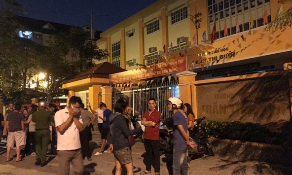 Phụ huynh học sinh tập trung tại cổng trường đến đêm vì bữa ăn kém chất lượng 