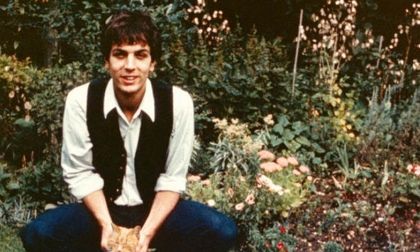 Sách về thủ lĩnh nhóm Pink Floyd ra mắt bản bìa mềm