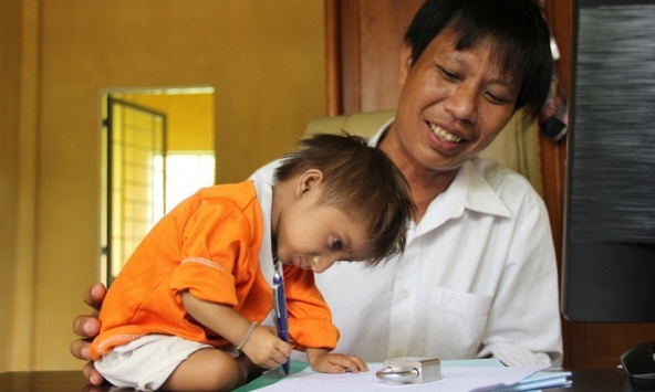 Cậu bé tí hon Đinh Văn K'Rể đã qua đời