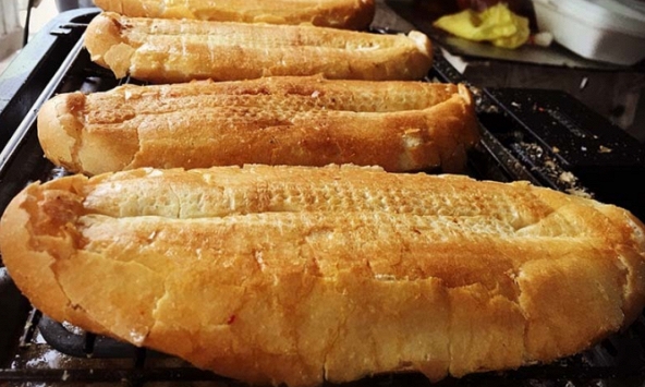 Quán bánh mì nướng muối ở Hà Nội ngày bán đến 500 chiếc, khách lúc nào cũng tấp nập