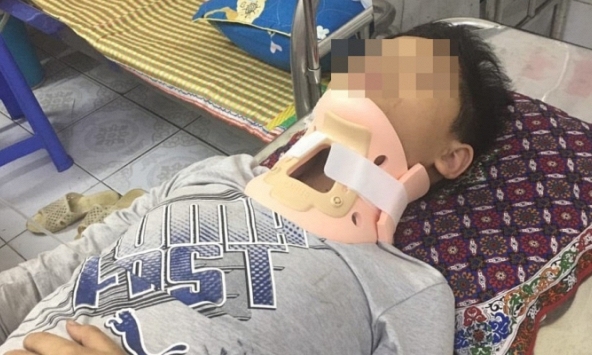 Học sinh lớp 4 bị hai bạn lớn đánh ngất xỉu trên đường đi học