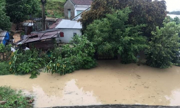 Phú Yên: Lũ dâng nhanh gây ngập lụt nghiêm trọng
