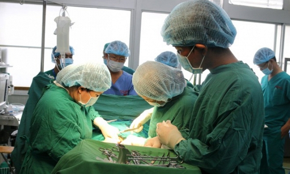 Mổ đẻ thành công cho sản phụ mắc ung thư vòm mũi họng khi đang mang thai, cứu sống cả mẹ lẫn con