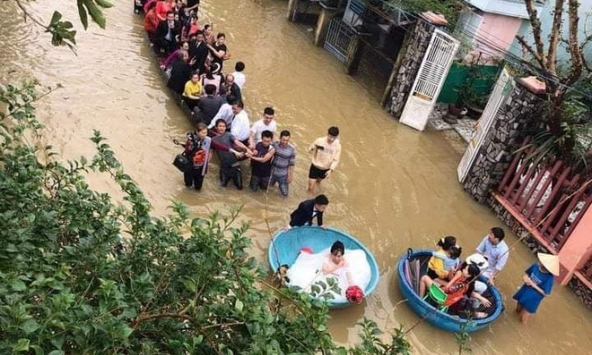Xúc động hình ảnh đám cưới giữa mùa bão lũ, đón dâu bằng thuyền thúng