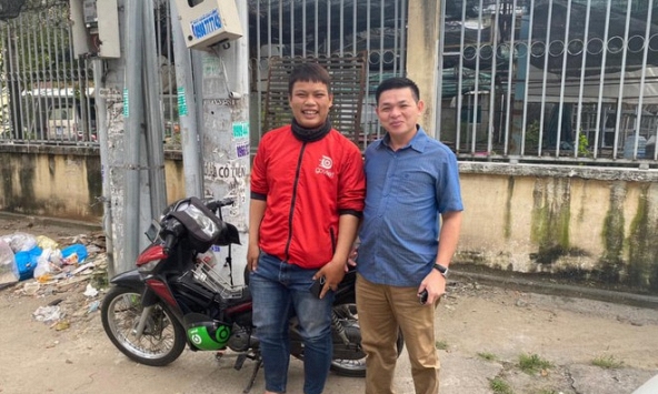 Chàng xe ôm trả lại điện thoại Vertu được chủ nhân chiếc điện thoại tặng khóa học nghề