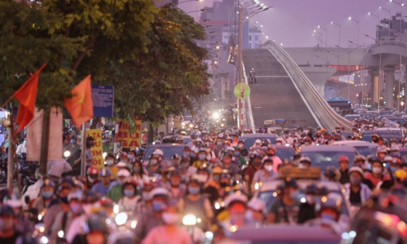 Vì sao nút giao Ngã Tư Sở thường xuyên ùn tắc?