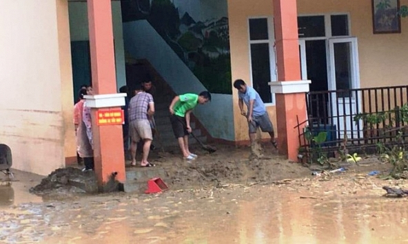 Thầy cô ở Trà Leng gian nan cạo núi bùn, dọn trường sau lũ