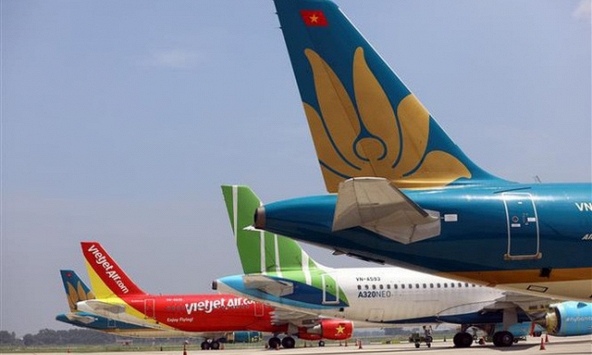 Các hãng hàng không hủy hàng loạt chuyến bay vì bão số 13