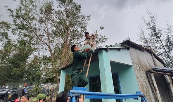 Các tỉnh miền Trung căng mình ứng phó với hoàn lưu bão số 13