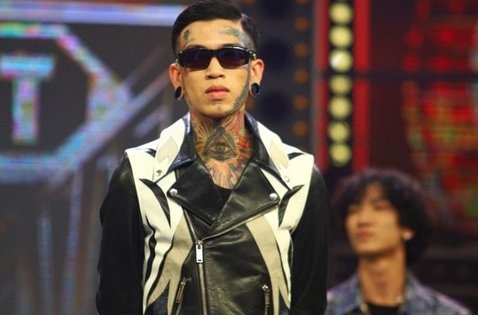 Dế Choắt gây tranh cãi khi trở thành quán quân Rap Việt vì xăm kín người