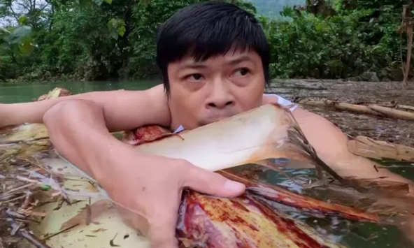 Giáo viên kết bè chuối vượt lũ tiếp tế lương thực cho học sinh vùng lũ bị cô lập