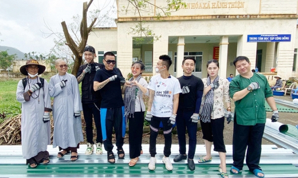 Sau chiến thắng Rap Việt, Dế Choắt và Wowy ra miền Trung cứu trợ đồng bào vùng lũ