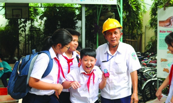 [Chuyện tử tế] Chú bảo vệ dẫn học sinh qua đường suốt 17 năm không quản mưa nắng