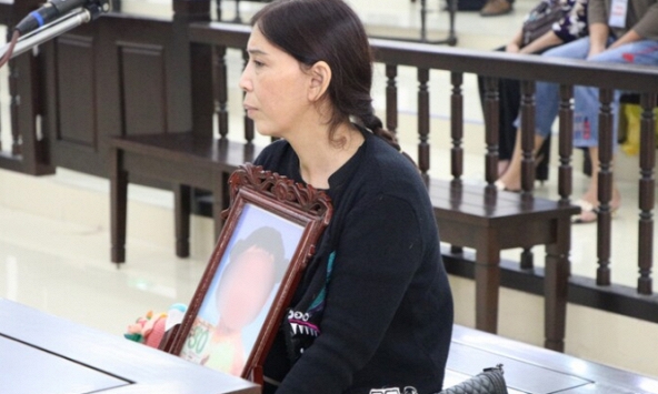 Vụ cháu bé 3 tuổi bị bạo hành: Người mẹ và cha dượng bất ngờ đổ lỗi cho bà ngoại