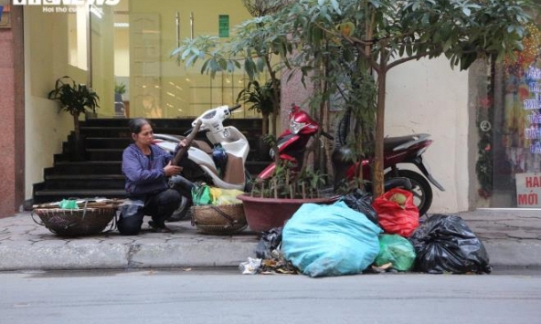 Công nhân vệ sinh môi trường đình công, rác ngập ngụa trên tuyến phố ở Hà Nội