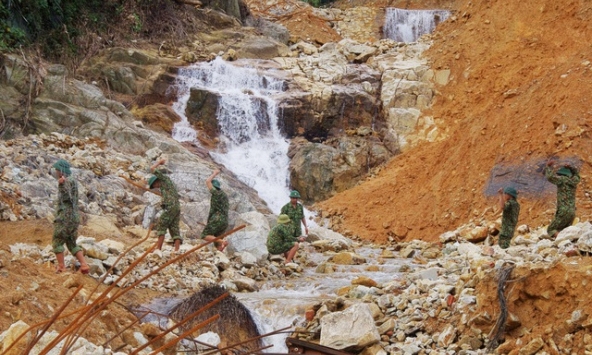 Tái ngăn đập nắn dòng chảy để tiếp tục tìm kiếm nạn nhân mất tích ở Rào Trăng