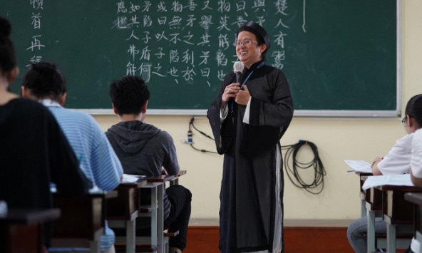 Thầy giáo gần 10 năm mặc áo dài, đầu đội khăn đóng lên giảng đường