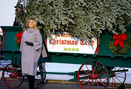 Bà Melania Trump lần đầu xuất hiện sau khi ông Trump tuyên bố chuyển giao quyền lực