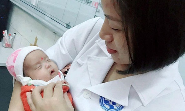 Sức sống kì diệu của bé sinh non bé nhất Việt Nam, chỉ nặng 480 gr
