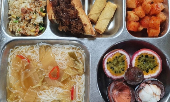 Hình ảnh về bữa cơm trưa của học sinh Hàn Quốc gây sốt cộng đồng mạng