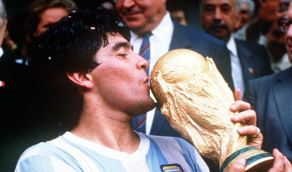 Maradona thực sự có bao nhiêu vợ và bao nhiêu người con?