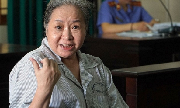 Nữ tiến sĩ văn học thuê người tạt axit nhân tình của chồng