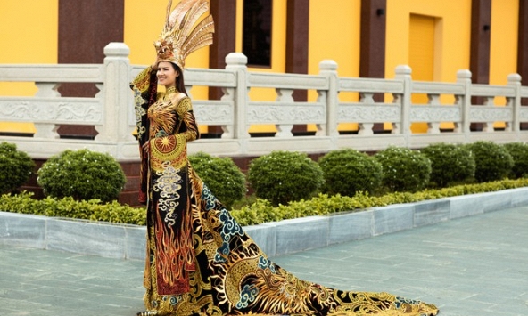 Thái Thị Hoa giành giải Trang phục dân tộc tại Miss Earth với áo dài lấy cảm hứng từ mẹ Âu Cơ
