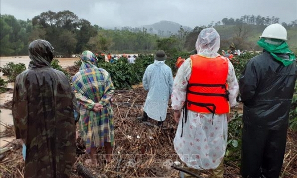 Lâm Đồng: Huy động hơn 200 người tìm 4 du khách bị lũ cuốn trôi 