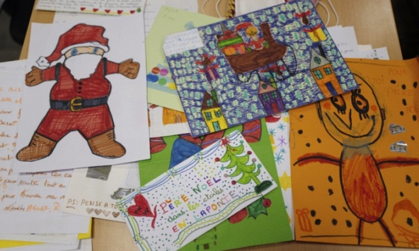 Những bức thư của trẻ em gửi đến ông già Noel chất chứa nỗ lo lắng về dịch bệnh