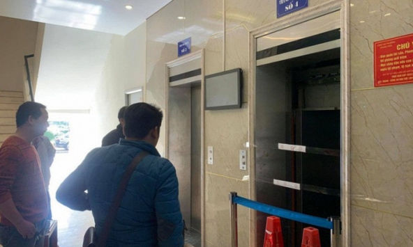 Hà Nội: Thang máy rơi tự do từ tầng 5 khiến hai người bị thương