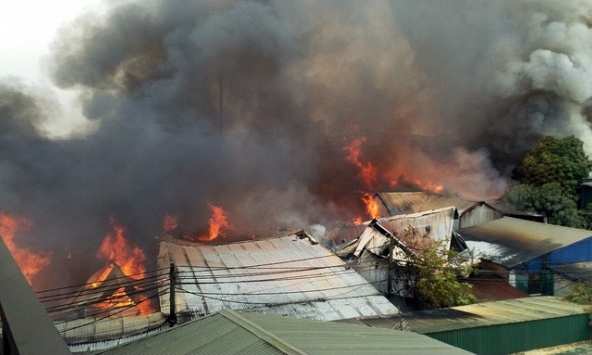 Hà Nội: Hơn 10 xưởng gỗ bị bốc cháy 